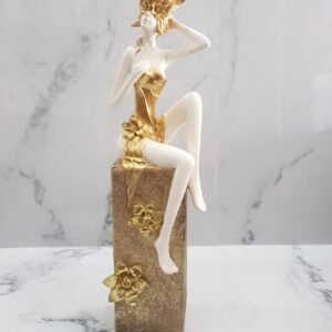 Adorno Mujer Sentada Pequeña.