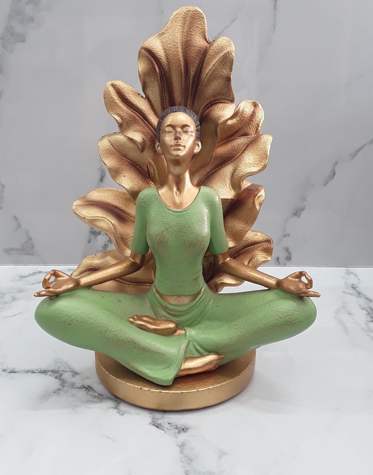 Adorno Mujer Haciendo Yoga.