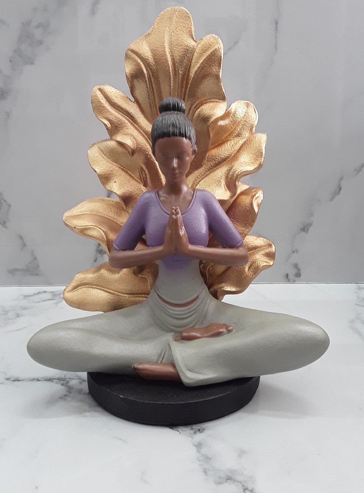 Adorno Mujer Haciendo Yoga.